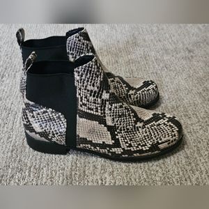 Size: 7.5 colors:Black